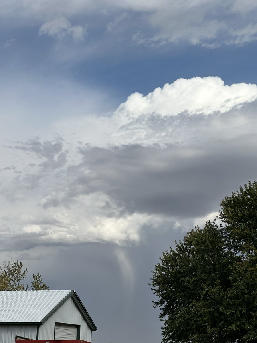 BrandonPayne31's tweet photo. @NWSHastings possible??  cold Air Funnel east north east of Aurora Nebraska at 3:08 https://t.co/mcs0epPqnX