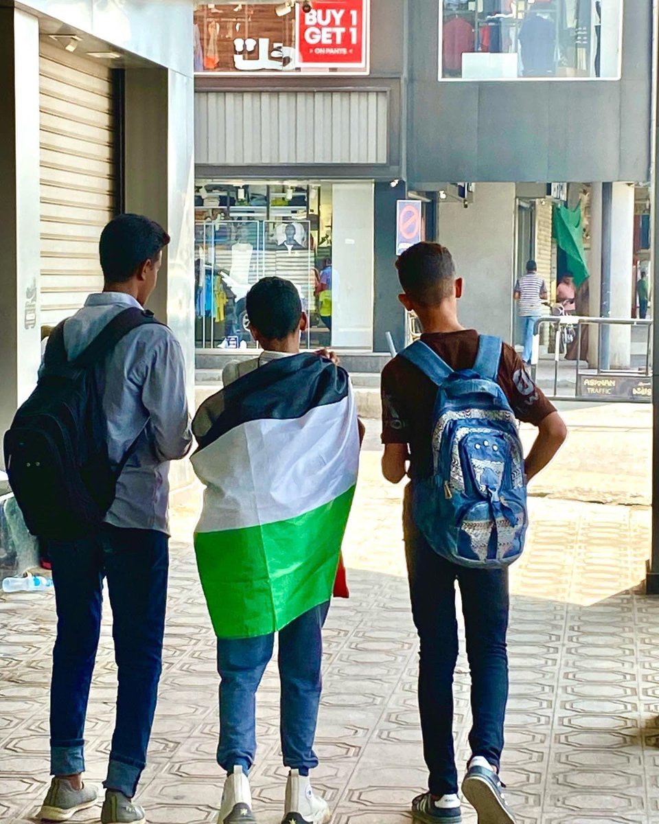 أسوان ، مصر 11/10/2023
الواحدة ظُهراً بعد اليوم الدراسي🇵🇸☝️