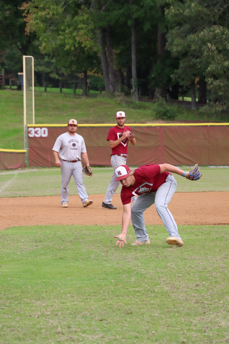 HSC_Baseball's tweet photo. Wednesday Work 💪

#RollTigers #Family https://t.co/mAan5asrto