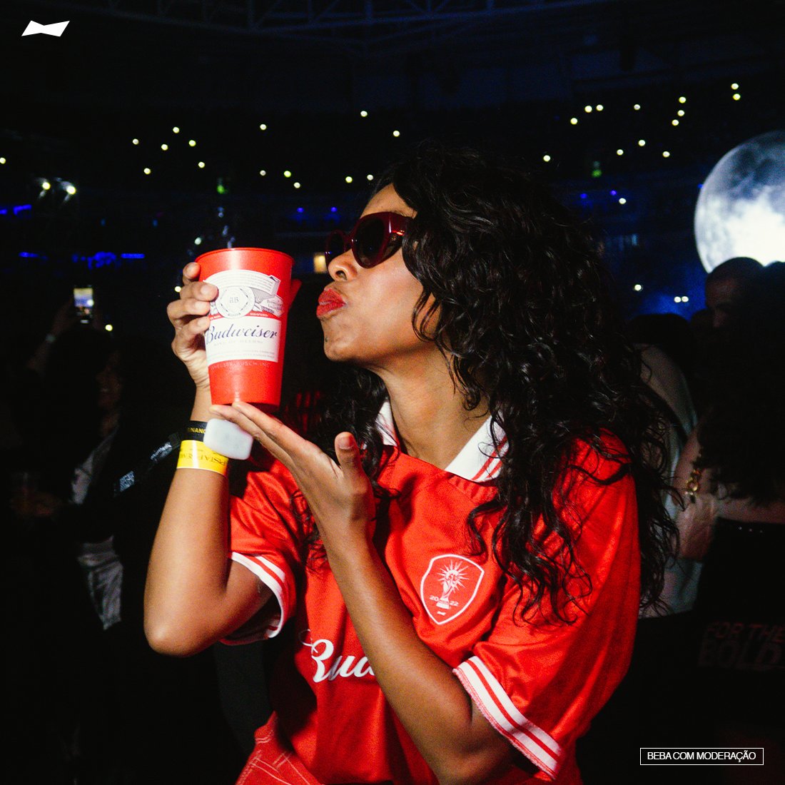 Budweiser_Br's tweet photo. Se tem showzão histórico 🤟🏽a gente marca presença. Somos a cerveja🍺oficial do do #BudComTheWeeknd, e em SP,  convidamos uma galera GIGANTE 🙌pra curtir cada minuto de uma experiência especial, que só a gente tem! 🥳

#BebaComModeração https://t.co/hrMF97FuOz