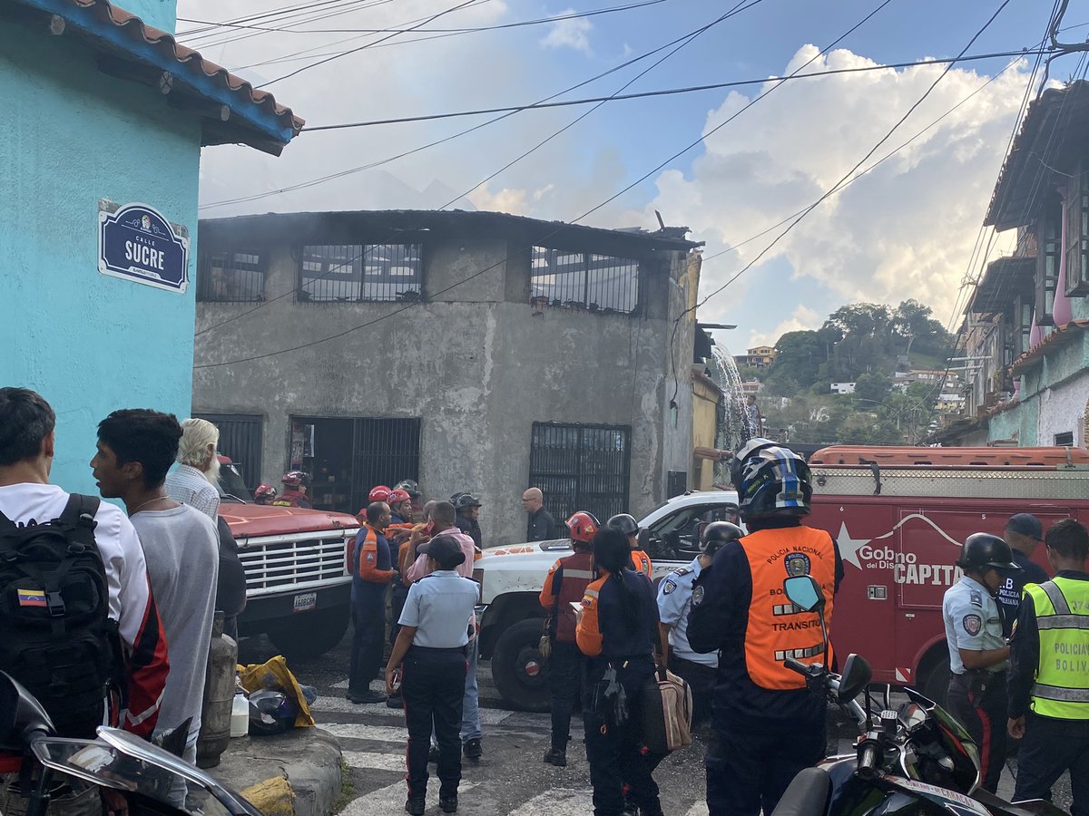 Vecinos, el incendio que se inició en la calle Comercio con calle Sucre ya está asiendo controlado.
El tránsito sigue restringido en la zona, favor tomar previsiones