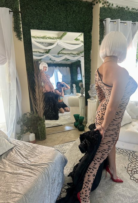 I need your help, can you zoom in and tell me what you see?   Besides @ Koda Styles 😂 https://t.co/K