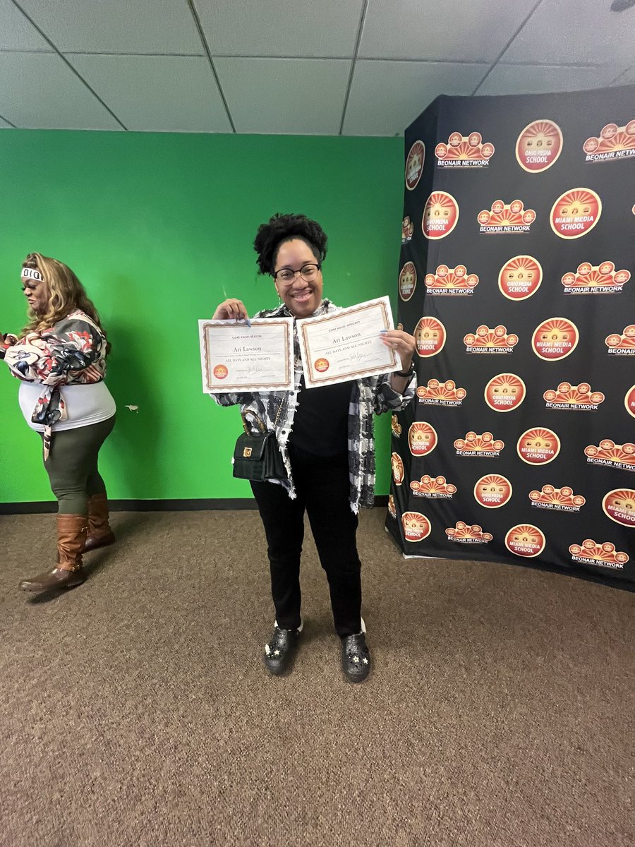 ilmediaschool's tweet photo. π₯Our Chicago campus had 6 CORE value awards given out this week between staff and students! We are so proud of everyone and their hard work this week! Keep it up students and staff! #corevalueawards #iamims #chicago #media #radio #tv #broadcasters @BeonairN https://t.co/CTzcAMLMrx