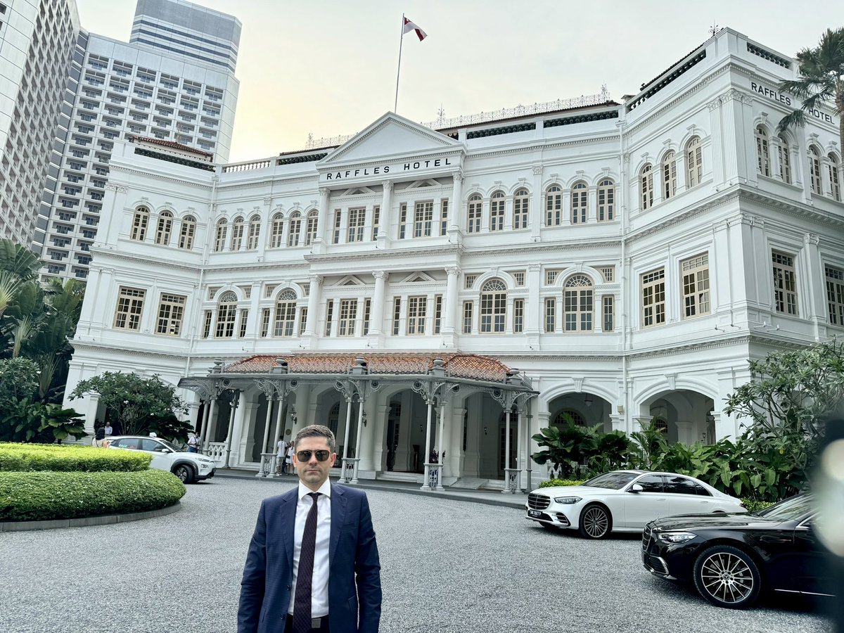 robshahverdyan's tweet photo. When you’re 10000 km away from home in Singapore 🇸🇬 and can’t be more proud of being #Armenian 🇦🇲 @saghabalyan #FirstChurchInSingapore #RafflesHotel #Orchid #DASy https://t.co/1foy6y1KQm
