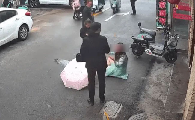 VoxPopuliNoti's tweet image. ¡Terrible! Un #perro #DEVORA el #rostro de una mujer por la calle

El aterrador suceso tuvo lugar mientras una mujer y su hija caminaban bajo la lluvia con un paraguas, cuando se encontraron con un adorable perro sentado en la acera

voxpopulinoticias.com.mx/2023/10/terrib…