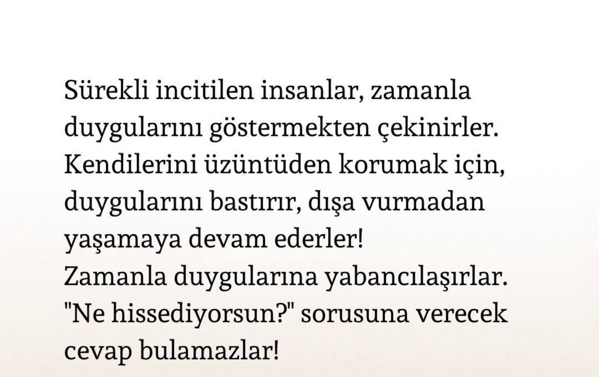 Ben galiba duygusuzluğumun sebebini buldum duygularımla yabancılaşmışım  herşeyi kafamda sıfırlayıp hislerimi robotlaştırmışım oysa ne garipp
