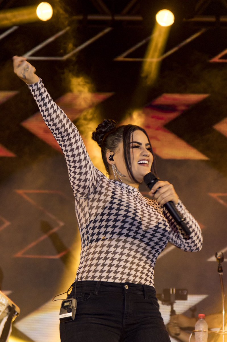 “ Semana de feriado, lançamento e muitos shows .. “ 

Eu :