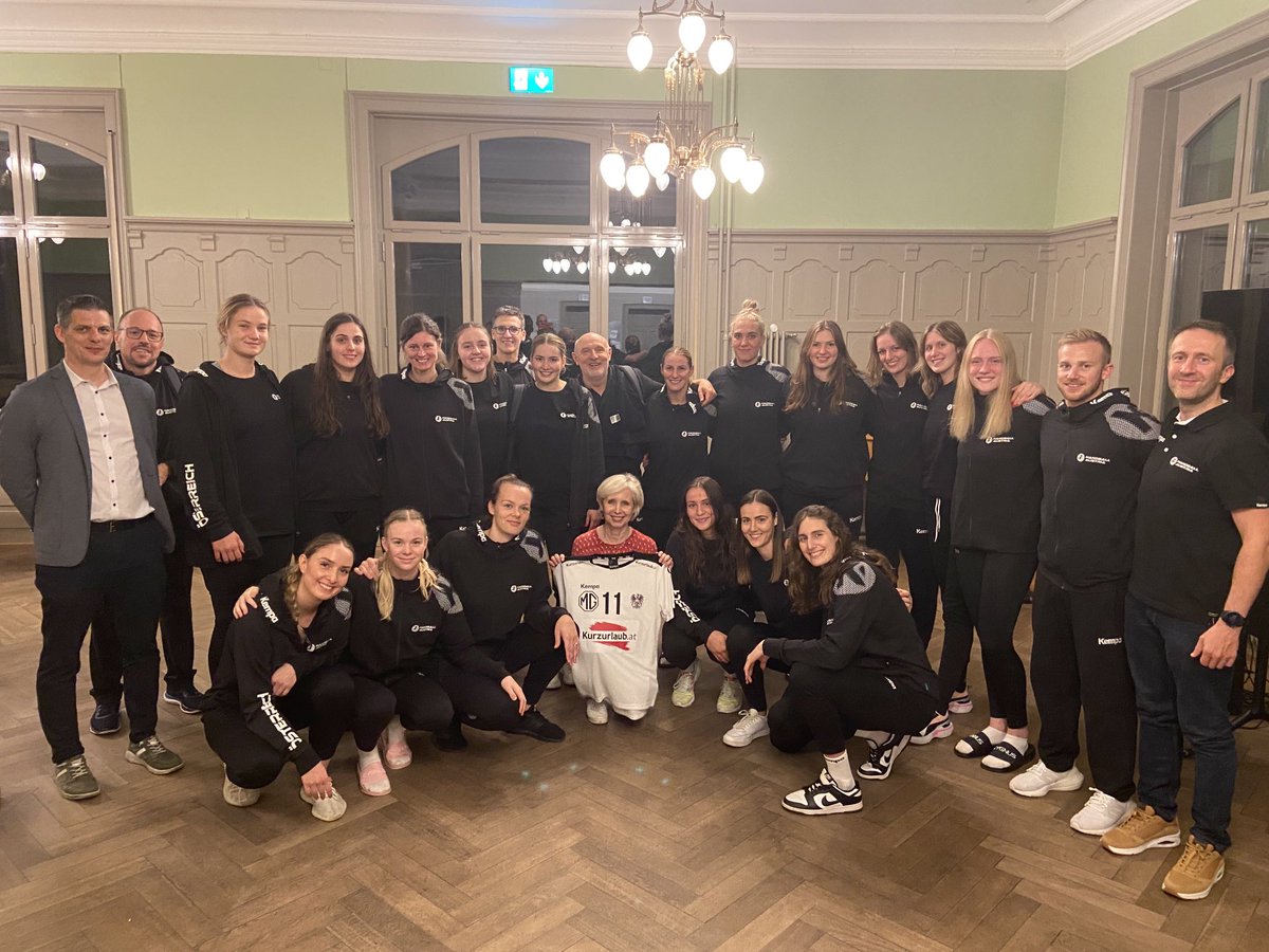 Spannendes Handball Frauen Länderspiel Österreich - Schweiz in St.Gallen & Zusammentreffen mit der 🇦🇹 Nationalmannschaft - es war mir eine große Freude, die 🇦🇹 Handballspielerinnen & Betreuer kennen zu lernen! ⁦@HandballAustria⁩ ⁦⁦@AustriaInCH⁩ ⁦⁦⁦⁦⁦