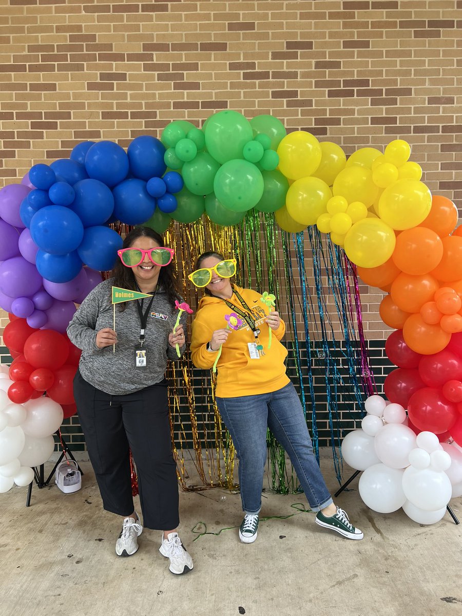 HolmesCounselor's tweet photo. Our Huskies came together during their lunches to celebrate diversity. #BeYou @CISSanAntonio @NISDHolmes @NISDCounseling https://t.co/5xpe3GnTTD