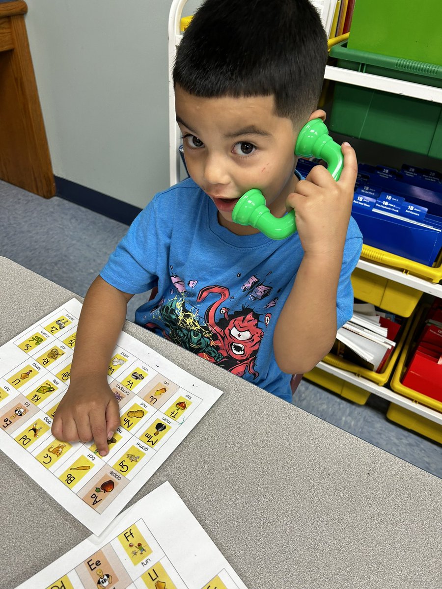 Using reading phones today in ENL to really hear the sounds each letter makes ! #PHwaves #RiverheadRising #EnglishLanguageLearning #ENL