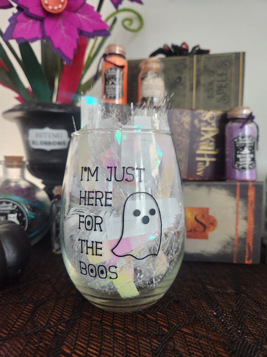 👻👻 I mean, who really goes to a party for anything other than the 'boos'? 👻👻

✨️simplysparklystudio.etsy.com

#simplysparklystudio #halloween #justherefortheboos #halloweenwineglass #gaggift #stemlesswineglass #etsy #etsystore #halloweenparty
