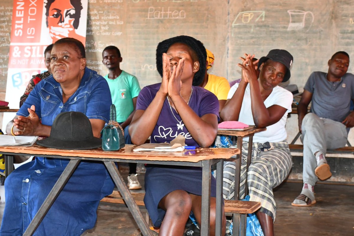 wlsazw's tweet photo. As we continue to work towards making the law work for women and girls, today #WLSA conducted community consultations in Tamandai Ward 14, Chipinge, to develop action plans aimed at ending Gender-Based Violence (GBV) in the community. 
#StopGBV
#MakingTheLawWork https://t.co/8RW8qfvbOE