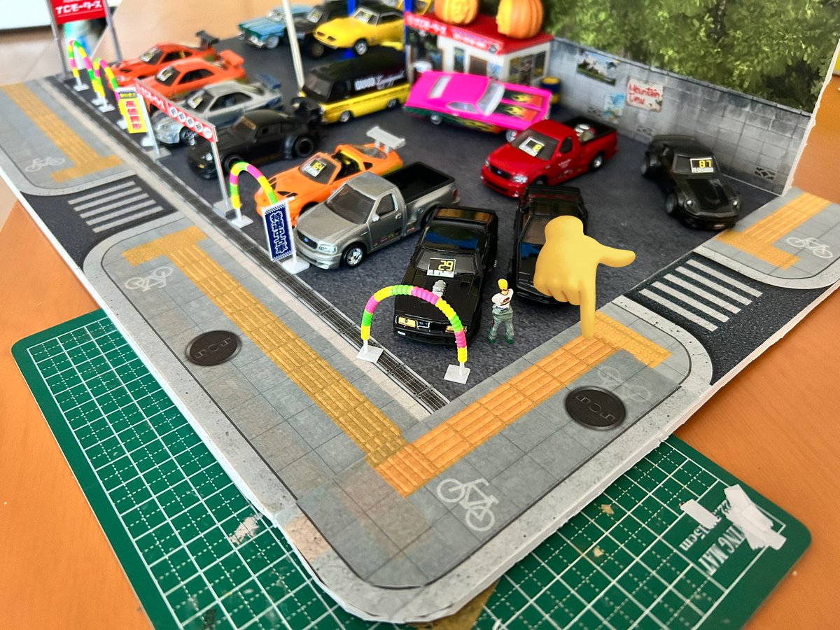 aki_mad6330's tweet photo. おはようございます
@64minicar さんの1/64中古車販売店用ペーパージオラマ
撮影アングルに変化が欲しかったので
サイドに歩道を追加しました
歩道は100均のマステです
元のジオラマにマステ歩道のサイズドンピシャでした
#ホットウィール #HotWheels
#m2machine #トミカ https://t.co/0To5eRDuQs