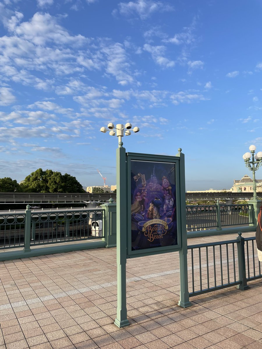 fuse_mumu's tweet photo. 10/12 6:40
舞浜駅側の開園待ち列は、美女と野獣魔法のものがたりポスター、ピノキオスタチュー前付近です
駅側だけでざっと1000人近くでしょうか…

#TDR_now https://t.co/1IJ9eu3VN3