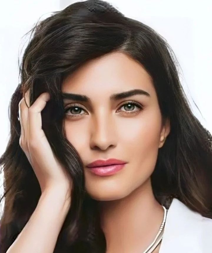 س افرش لكِ
الأرض ورود
تغيبي و تعودي
و حبكِ يسكن
أعماقي
ليس الزمن
طويل
و س ألتقي معكِ
رغم الحدود
و نفرش الأرض
ورداً
انا .. و انتِ
ي .. انا