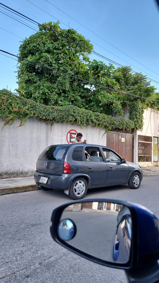 MarioBrindis's tweet photo. @TransitoBJ se solicita unidad en SM 22 Calle Alcatraces. Auto estacionado en zona prohibida https://t.co/yESyJcsT8A