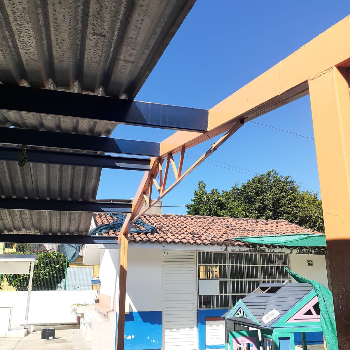 AnaValencia_M's tweet photo. Algunas escuelas así... y la supervisora de preescolar estatal diciendo que hoy se trabaja en turno vespertino, falta de empatía ante la situación de #PuertoVallarta @EnriqueAlfaroR @JCFloresMiramon @SecEducacionJal @wenmunoz @AristeguiOnline @Notisistema @FueradeLineaMX https://t.co/GIbVQsOFMb
