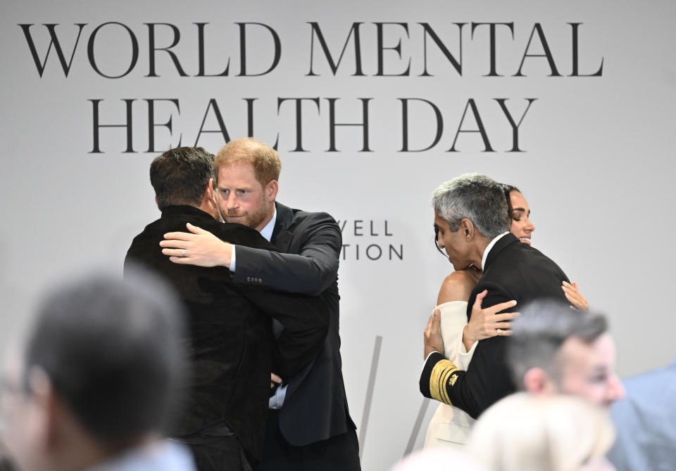 Righteousness71's tweet photo. @NewYorkStateAG @GovKathyHochul @Sen_Gounardes @nily @UFT @FollowCSA @NYUMcSilver @cpc_nyc @NY1AAP @cacf The man hugging Meghan is one of the parents in the #60Minute video…

They have been working with Harry &amp; Meghan regarding the effects of the digital age, Social Media, has on children…

I think you’re on the same page as Harry &amp; Meghan…🙏🏾 https://t.co/5KMrJXAGxY