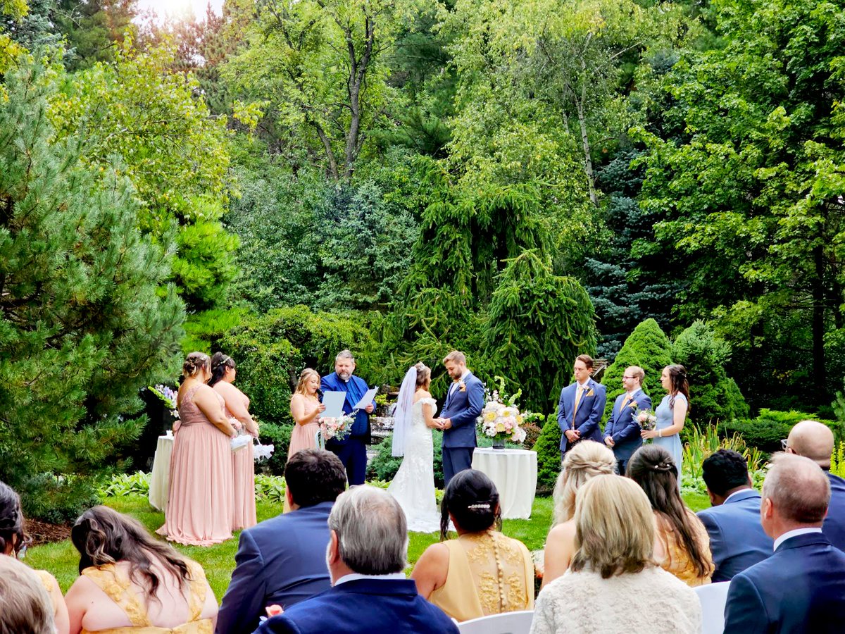 _WanderingTree's tweet photo. Love's Finest Moments at Sarah &amp; Alec's Wedding @_WanderingTree  💕💕
#weddingvenue #botanicgarden #ilinoisvenue #chicagowedding #flowers #privateestate #loveislove https://t.co/NpqbnTj2Y1