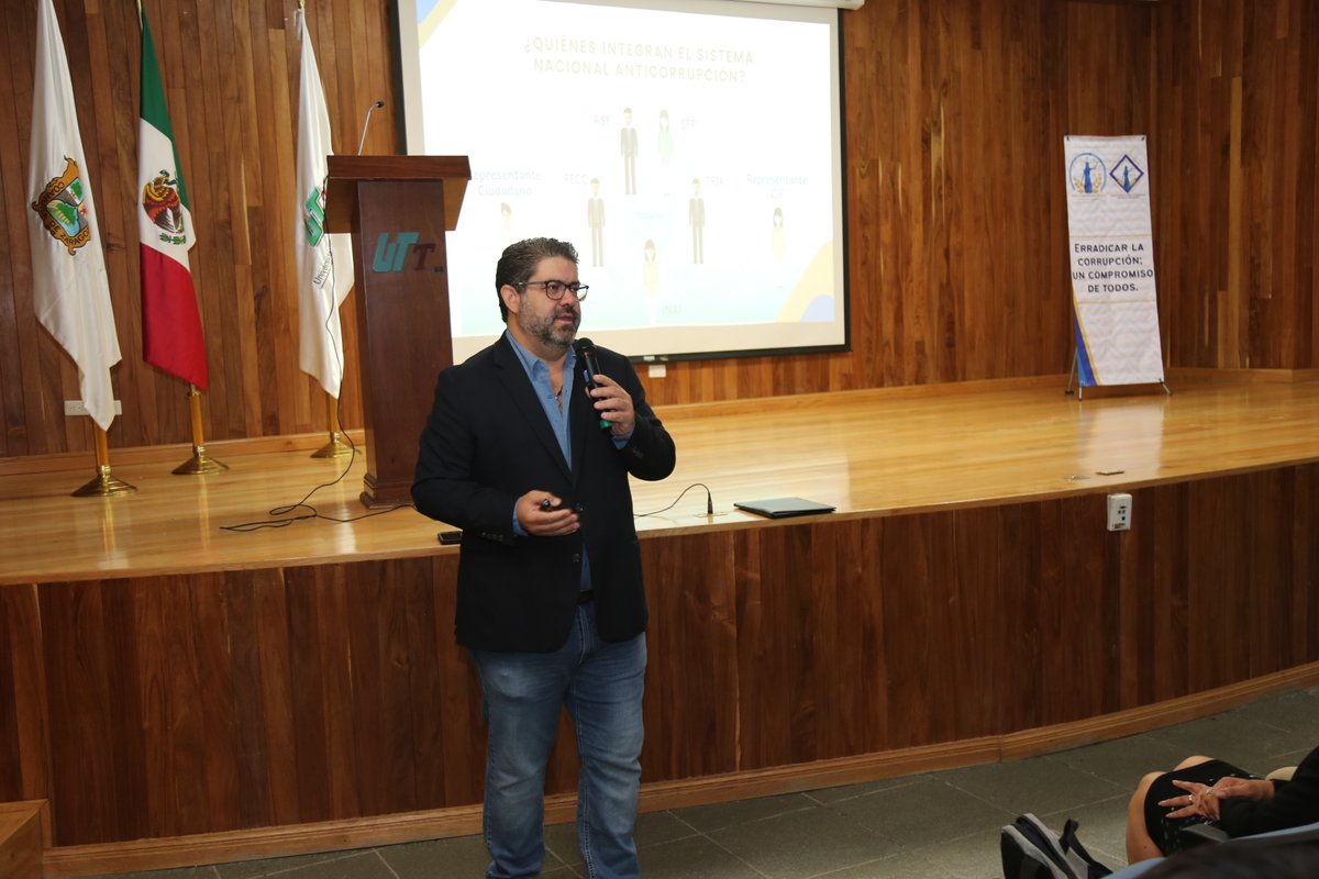 UTTorreon's tweet photo. Se presentó a nuestros estudiantes la conferencia Erradicar la Corrupción, un Compromiso de Todos, impartida por @jesusflom, fiscal Especializado en Delitos por Hechos de Corrupción, a quien nuestro rector Carlos Centeno Aranda dio la bienvenida. https://t.co/aAsHfRsJMx https://t.co/iTFwImG90T