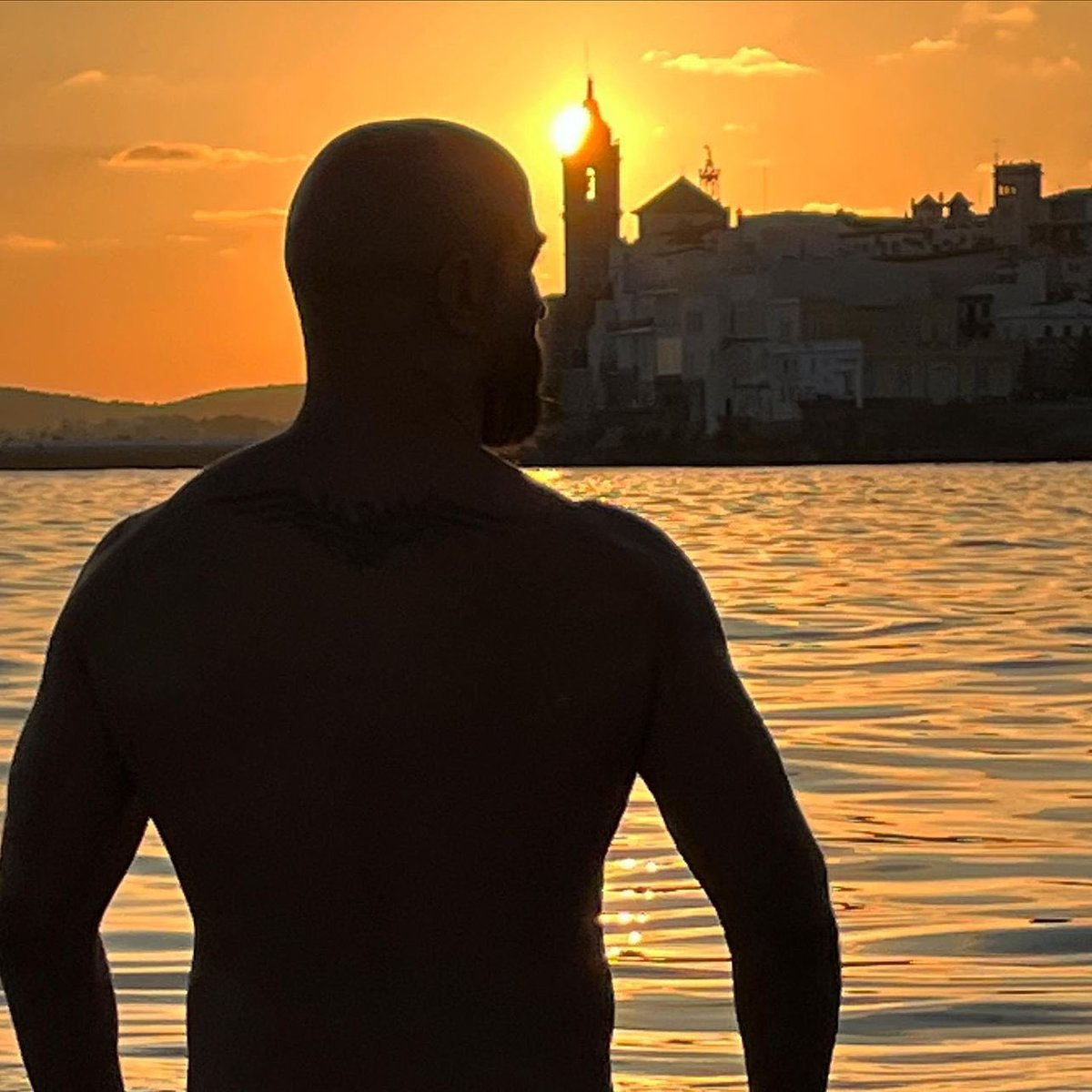 GaySitgesGuide's tweet photo. Sitges silhouettes….. just another day in the sun. Come join us. Plan your next trip with our event guides. 
🌈 https://t.co/S1vYcNQGxl
.
#sitges #barcelona #festivaldecinefantasticodesitges #sunset #beach #autumn #balminsbeach #filmphotography #cinefantastico #weekend #october https://t.co/FV3DeKHfny