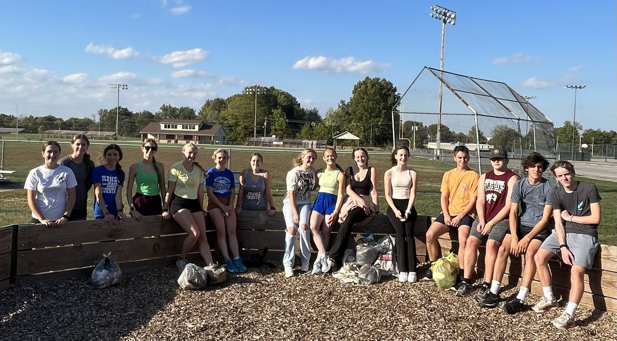 RedBudCC's tweet image. 1st Annual Plogging practice. It’s Swedish for jogging and picking up litter! The team had a minimum 3 miles to log and a time limit of 35 mins to pick up the most trash for the win 🎉
#cleanupAmerica#Plogging#RBHSXC