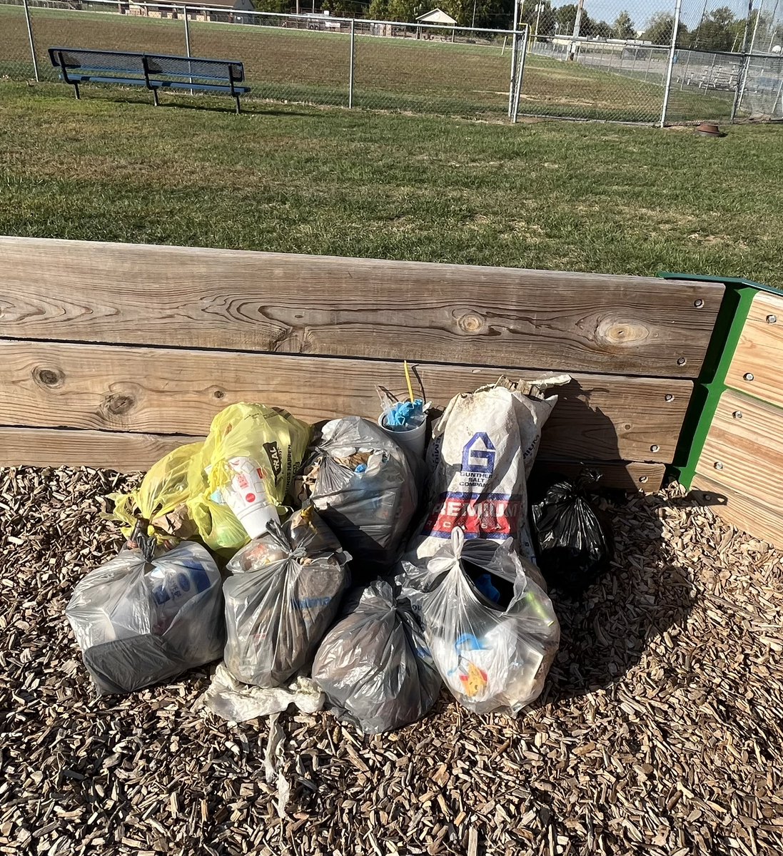 RedBudCC's tweet image. 1st Annual Plogging practice. It’s Swedish for jogging and picking up litter! The team had a minimum 3 miles to log and a time limit of 35 mins to pick up the most trash for the win 🎉
#cleanupAmerica#Plogging#RBHSXC