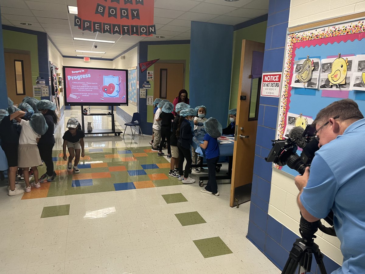 dallasschools's tweet photo. ππ Inside the Classroom: Students at @WHESEaglesπ©ββοΈπ¨ββοΈare making learning about anatomy fun! Instead of worksheets students dressed up as doctors and delved into the organs and systems in the body, honing in on teamwork and communication skills. #teachbeyondthetest https://t.co/1zs3ZjmiRp