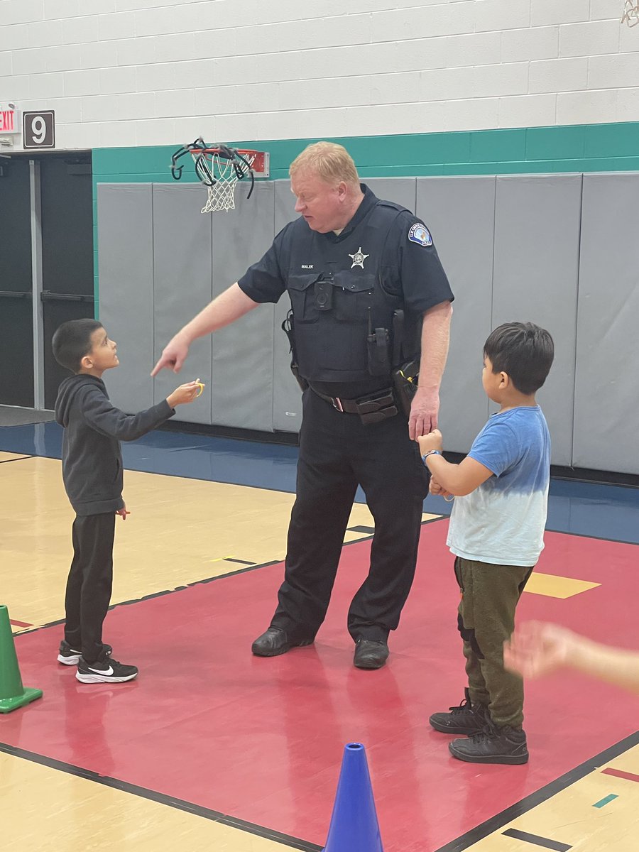 BoPhillips10's tweet photo. We had our first guest today for Project CLAWS or Community Leaders Active With Students. Thank you Officer Ted Malek from @EGVPD He shared his role as a community leader and then assisted in our activity today. TY. #D59PE #ProjectCLAWS #community #ReachForTheStars @D59SaltCreek https://t.co/R2H5O63ZDj