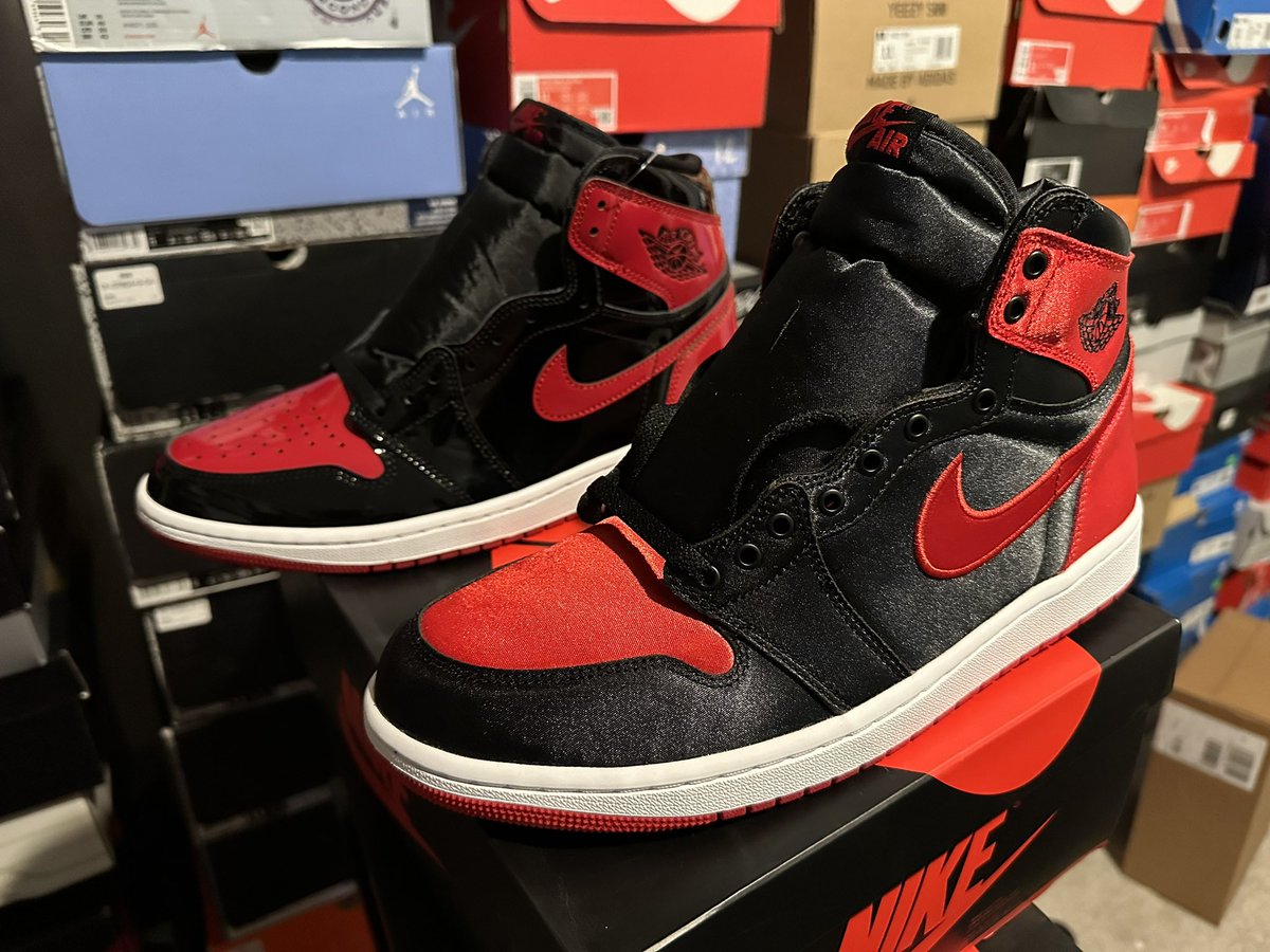 OGBOBEATSTV's tweet photo. #Mailcall took a longer than usual but they landed and this 10.5 fits me good. You ain’t gotta like em I do 😤 🔥🔥🔥🔥
#Airjordan1 #retro #highog #satin
#snkrsliveheatingup #SNKRS #nike https://t.co/lkfguVPEWn