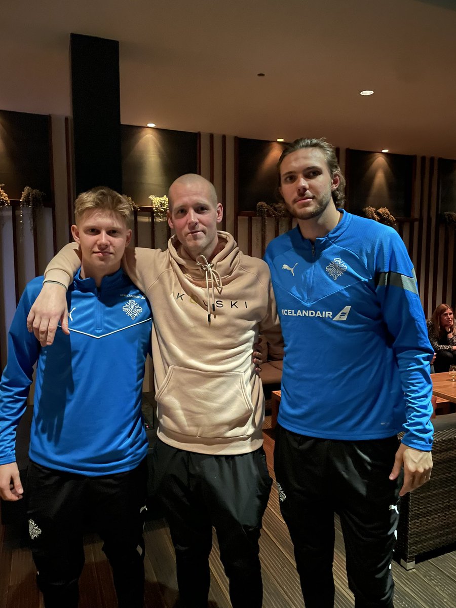 Tveir á tvo x Kristian Hlynsson og Willum Þór

Frábært spjall við frábæra knattspyrnumenn sem ólust upp á sama stað og spila nú báðir í Hollandi.

spotify.link/3n27BxbVODb

Þátturinn er í boði
Lengjunnar
Kölska
Sætar syndir