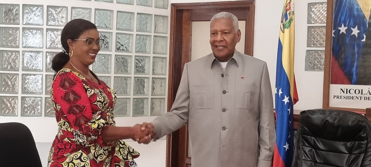 En reunión de trabajo,  Directora General de Agencia Congolesa de Información ACI, Olga MANGOUANDZA firmó el  Acuerdo de Cooperación con la #AgenciaVenezolanaDeNoticiasAVN🇻🇪, orientado a facilitar Información Veraz y Oportuna entre Congo🇨🇬 y Venezuela.
#11Oct