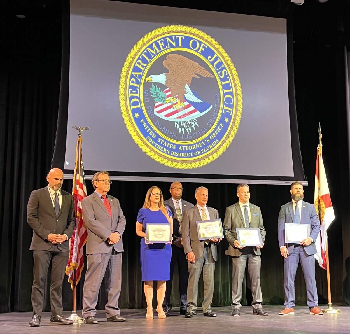 USPIS_MIA's tweet photo. @USPIS_MIA Inspectors recognized by @SDFLnews during their annual Outstanding Law Enforcement Officer awards. #DeliveringJustice 🇺🇸 https://t.co/RxFlBoDaSp