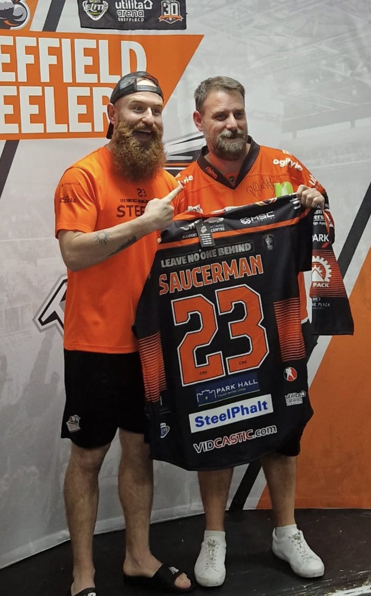 CarlWhitby's tweet image. Fantastic performance by @steelershockey tonight, foot down and  put Manchester to the sword. Topped off by having my shirt presented to me by the man himself @Sauce_2392 #greatbeards