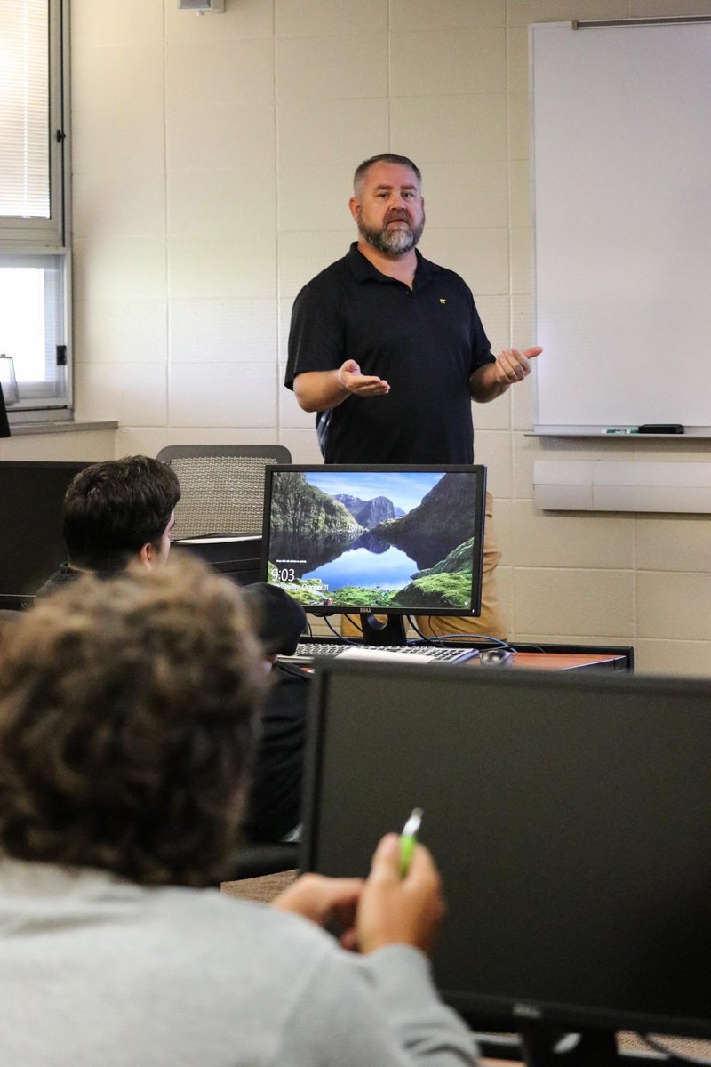 GCCCBroncbuster's tweet image. Gabe Gallardo and Brian Crockett, Broker at Crockett &amp;amp; Co Real Estatewith Crockett &amp;amp; Co. Real Estate visited Dr. Ortega&apos;s Personal Finance class today. Students had the opportunity to learn and ask questions on #HomeBuying101🏡.

#FinanceClass💵
#ProducingPositiveContributors