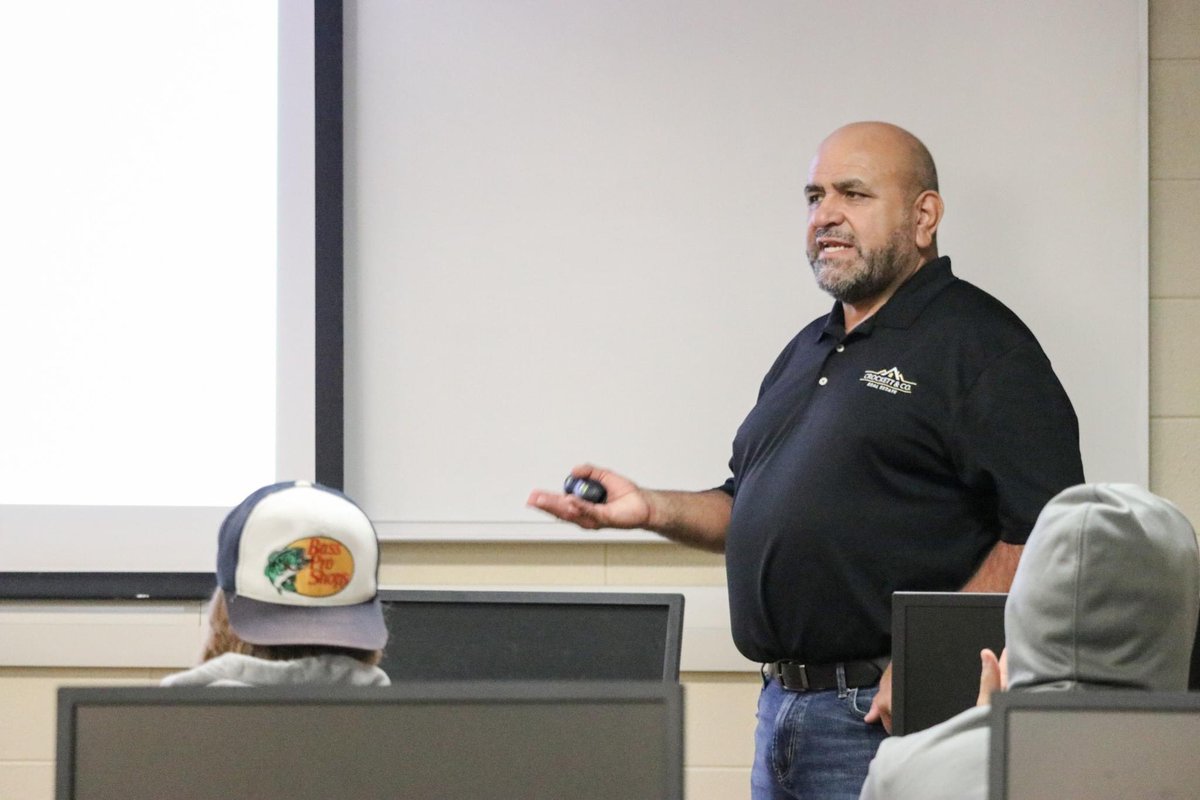 GCCCBroncbuster's tweet image. Gabe Gallardo and Brian Crockett, Broker at Crockett &amp;amp; Co Real Estatewith Crockett &amp;amp; Co. Real Estate visited Dr. Ortega&apos;s Personal Finance class today. Students had the opportunity to learn and ask questions on #HomeBuying101🏡.

#FinanceClass💵
#ProducingPositiveContributors