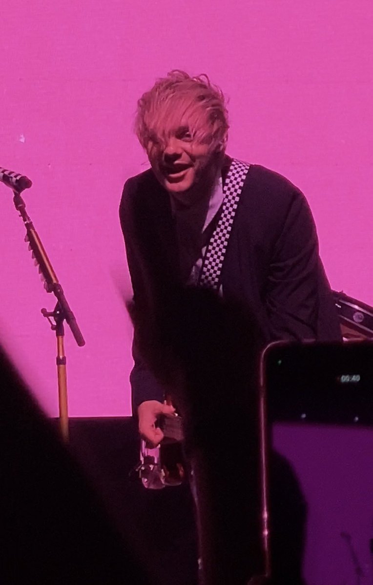 watamelsuga's tweet photo. on był taki szczęśliwy nie wytrzymam #5sosgliwice https://t.co/kwkh6laoq8