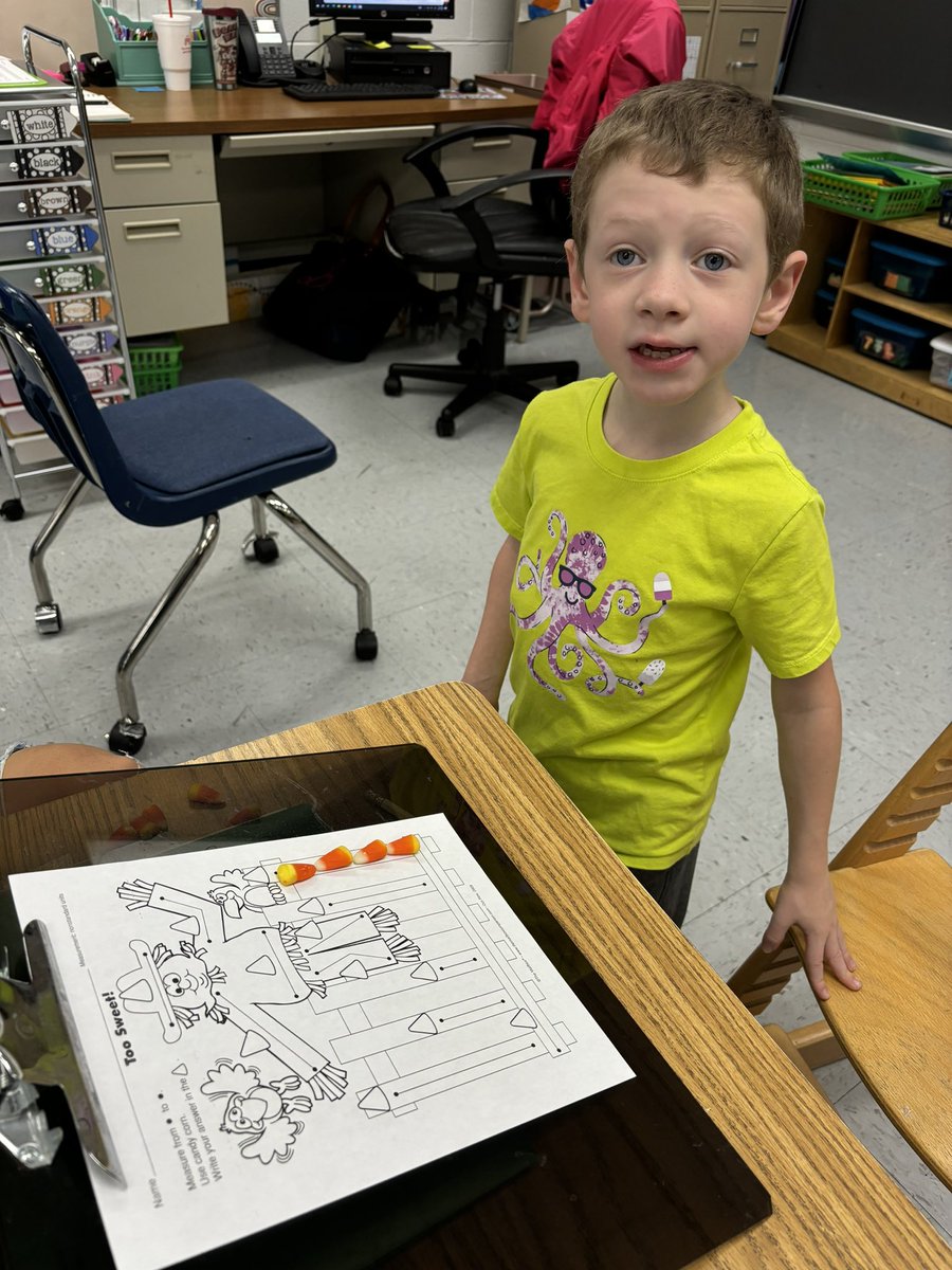MissScott31's tweet photo. We had fun using candy corn to work on nonstandard measuring! @RockhillES #RESBelieves #ElevateStafford https://t.co/7iLkjHg7Z2