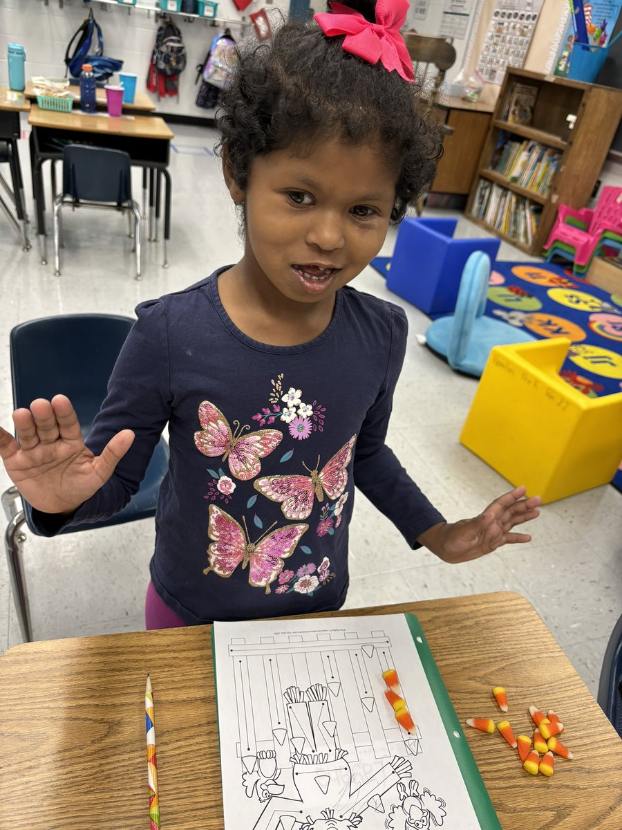 MissScott31's tweet photo. We had fun using candy corn to work on nonstandard measuring! @RockhillES #RESBelieves #ElevateStafford https://t.co/7iLkjHg7Z2