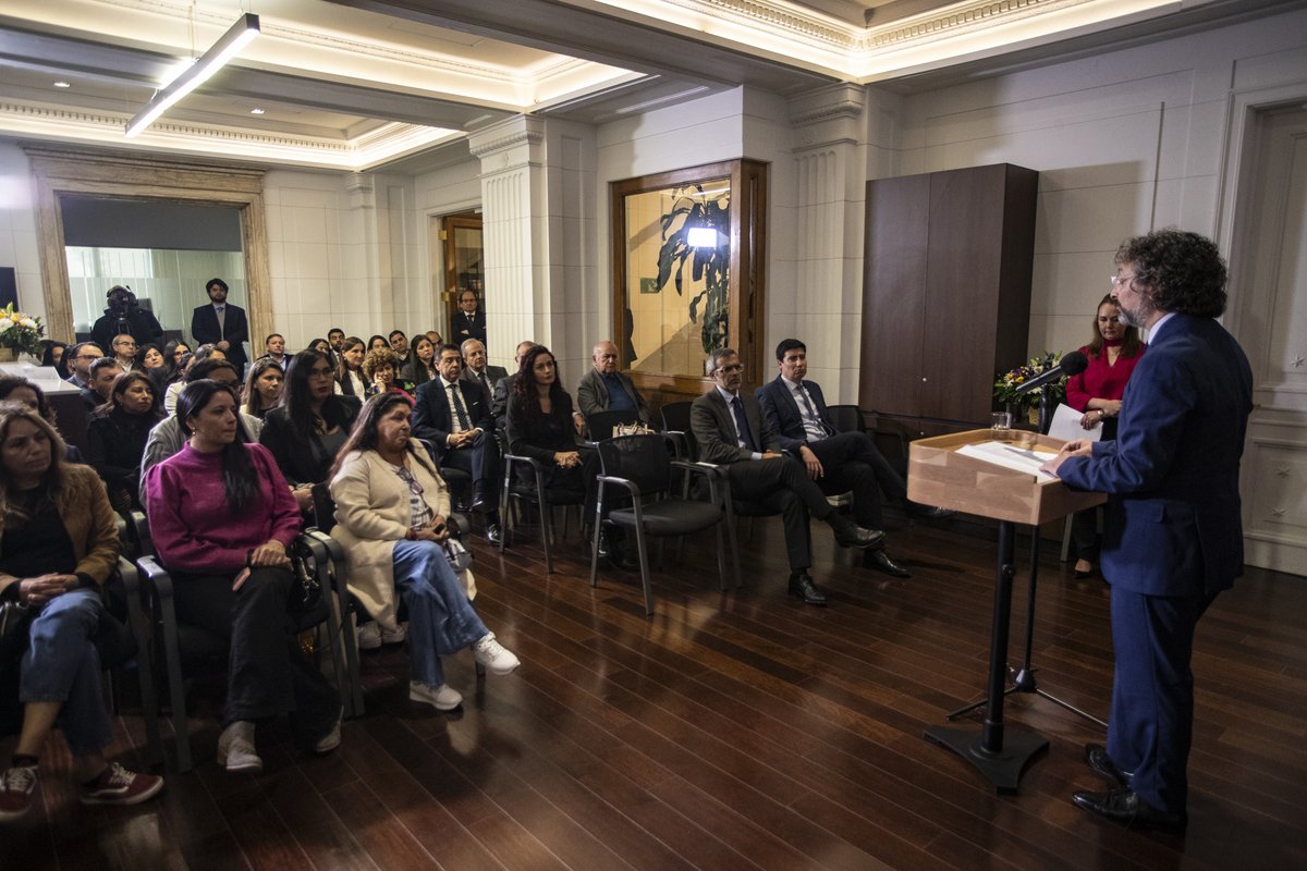 Hoy rendimos un necesario homenaje a la memoria de Julio Cabezas Gacitúa, distinguido Procurador Fiscal de Iquique y comprometido servidor público, quien defendió con celo y valentía el interés del Estado. Fue ejecutado en 1973 y desaparecido hasta 1990. cde.cl/juliocabezas