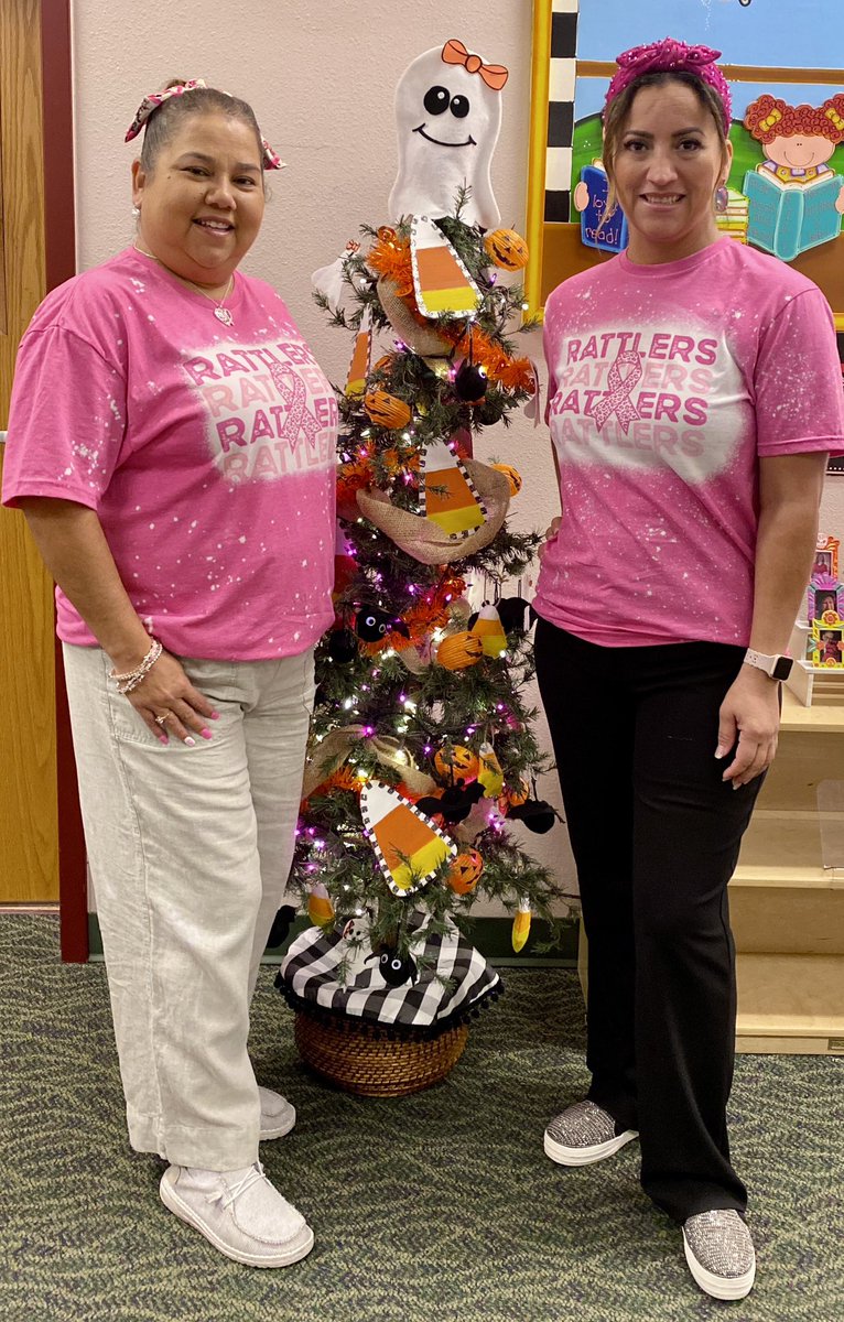 MrsVSalcedo's tweet photo. On Wednesdays we wear Pink! 🩷 #LibraryCrew #BreastCancerAwareness @RanchoVerdeElem @LFCISDLibraries https://t.co/k94CScU9OD