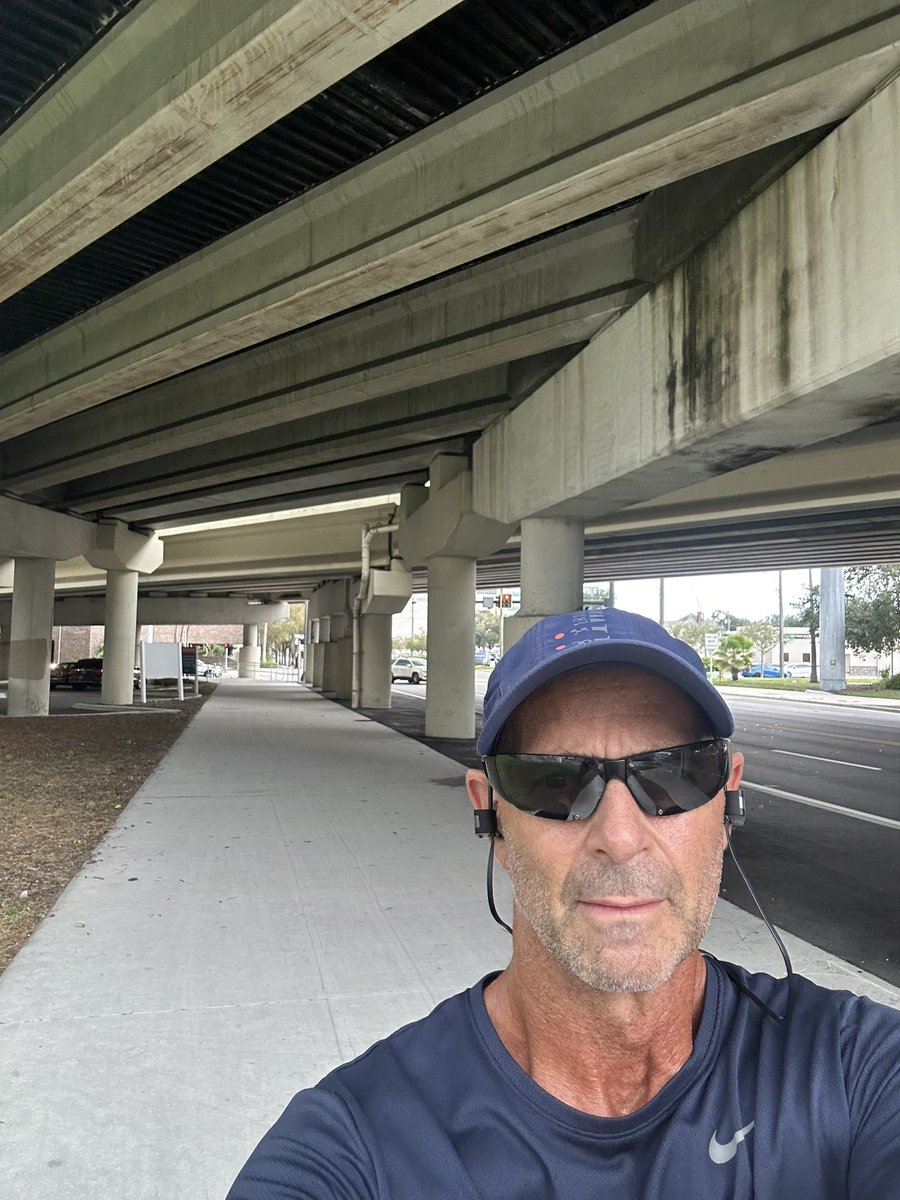 Had to find cover after this pic, it started to downpour sideways for a few minutes 🌧️   Tampa Running 🏃‍♂️ 

. . . 

#run #everydayrunner #Tampa #business #exercise #fitnessjourney #whoop #saucony