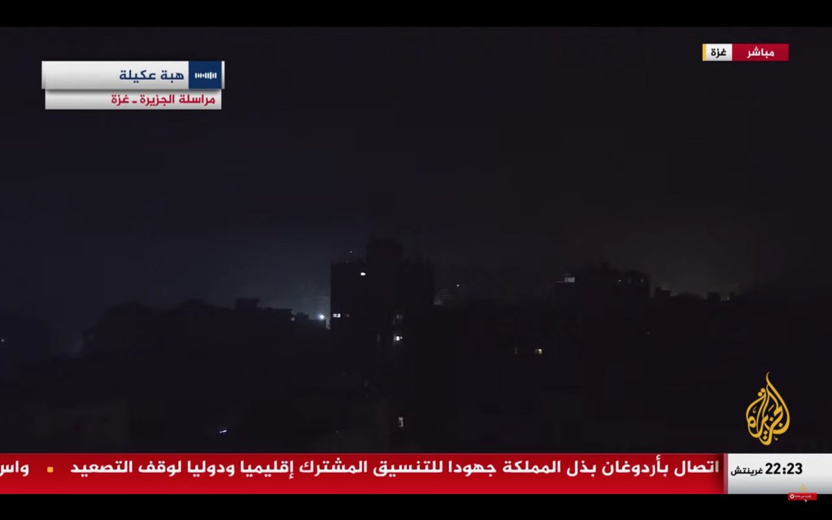 افتحوا شاشات التلفاز الآن، وشاهدوا كيف تظهر غزة، لوحة سوداء داكنة مظلمة تمامًا مع انقطاع الكهرباء تمامًا عن القطاع الذي يتعرض لأعنف موجات القصف الجوي المدمر في تاريخ المنطقة. 
خلف هذه العتمة، تبيد "إسرائيل" عائلات بأكملها، وتدفن أهلنا تحت ركام بيوتهم بقنابلها الثقيلة.
