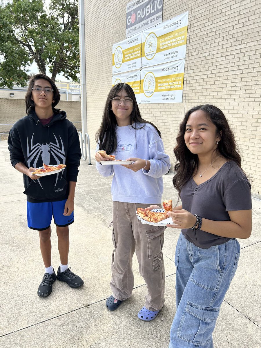 YOSA49's tweet image. 🎉🎻🍕 Congratulations to Repertory and Cappricco Strings, our First and Second-place winners in the Big Give Ensemble Competition! 🥇🥈 We celebrated this past Sunday with a delicious pizza party!

#BigGive #PizzaPartyFun #YOSA