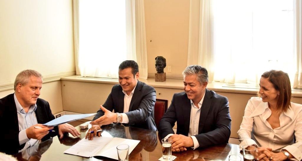OLlancafilo's tweet photo. #Ahora Junto al Dip Nacional @Rolo_Figueroa  firmamos convenios para 7 Escuelas Técnicas con el ministro de Educación, Jaime Perczyk -30 mil millones de pesos-.
Dentro de la transición con el gobernador Omar Gutiérrez avanzamos en gestiones que fortalecen la educación pública. https://t.co/wOVzoTq713