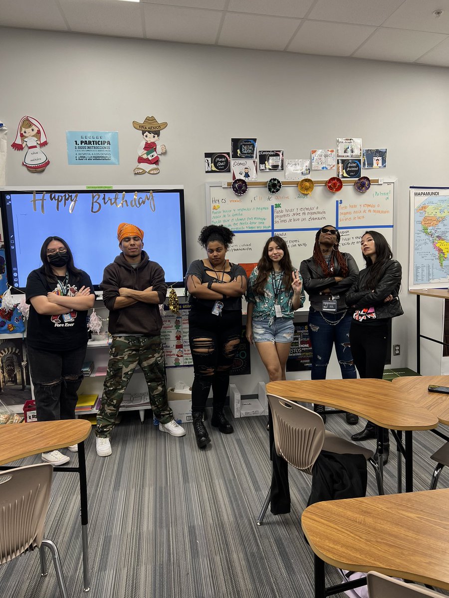 Profe_Wong's tweet photo. Don’t mess with us here @PaetowHS! #bikersvssurfers #hocospiritweek https://t.co/1SoxcmYkUW