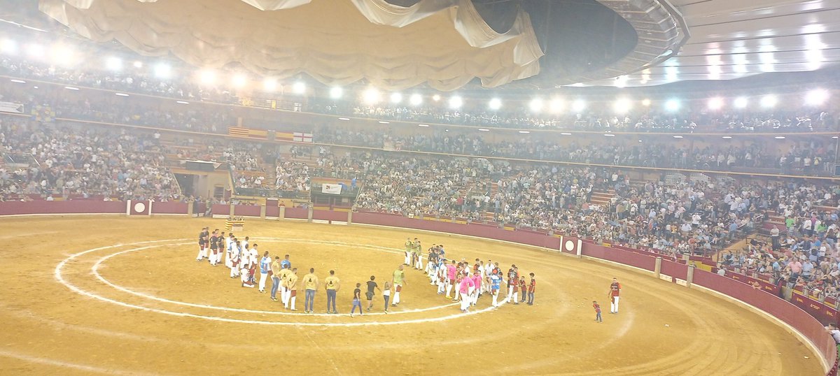 llaverozgz's tweet photo. Quien no hayáis visto nunca este espectáculo, ya tardáis. #Roscaderos #Zaragoza https://t.co/nz6B9gTnBX