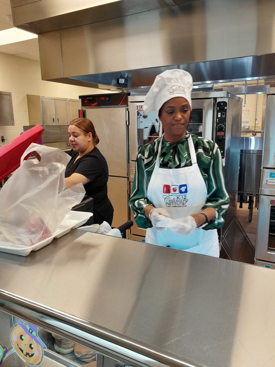 gken45's tweet photo. It was a pleasure serving @TitansNCIMS students lunch for National School Lunch Week. Thank you for this opportunity Mary Gause, Cafeteria Manager🌞@CumberlandCoSch https://t.co/bOUEU2MRZd