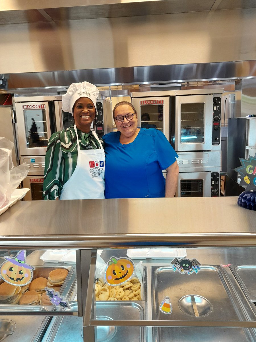 gken45's tweet photo. It was a pleasure serving @TitansNCIMS students lunch for National School Lunch Week. Thank you for this opportunity Mary Gause, Cafeteria Manager🌞@CumberlandCoSch https://t.co/bOUEU2MRZd