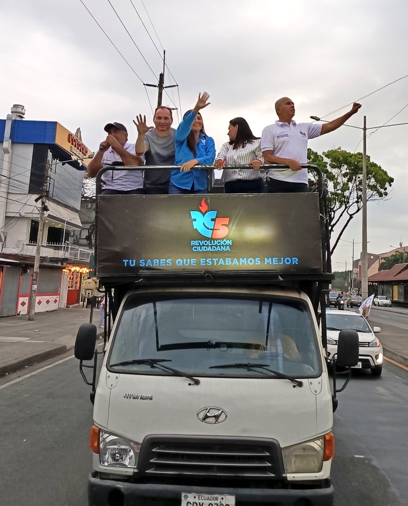 PropuestasEcua's tweet photo. Desde la av. 25 de Julio en el sur de la Ciudad de Guayaquil Gran Caravana por @LuisaGonzalezEc  
@LuisMongeE @SofiaEspinRC @aldas_shirley @wgomezr Alberto Cajamarca 
#PorElBienDeTodos 
#LuisaPresidenta 
@ecuarauz @MashiRafael https://t.co/4QpdwGUDo0